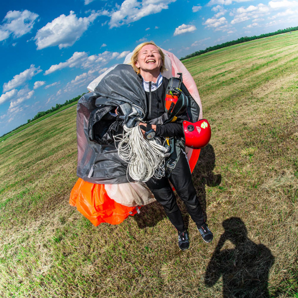 Eliza Bukowska po swoim pierwszym lądowaniu ze spadochronem