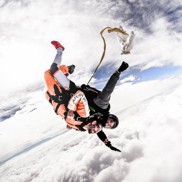 Skok ze spadochronem w tandemie w chmurach
