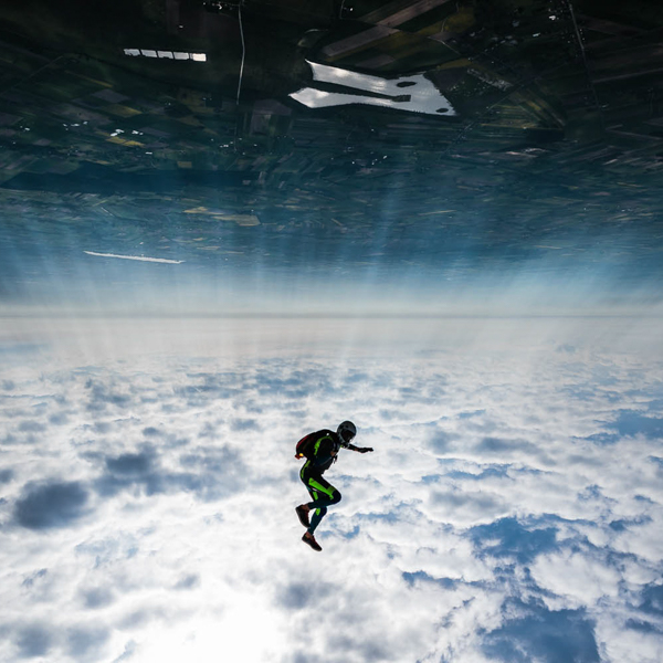 Kosmiczne zdjęcie skoczka w swobodnym spadaniu