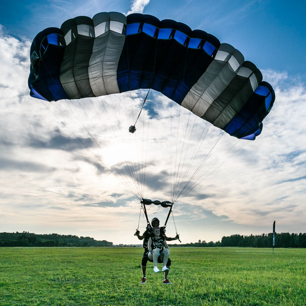 Lądowanie po skoku ze spadochronem w tandemie